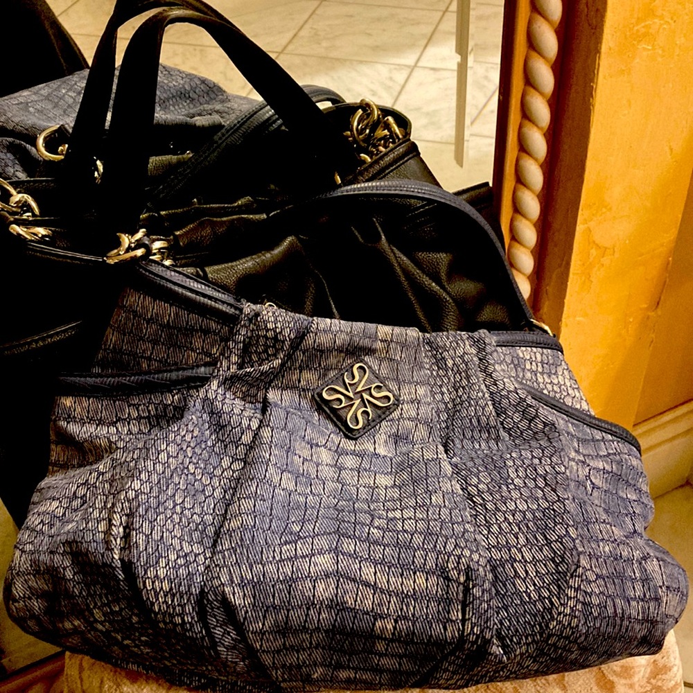 Simply Vera purse w/ chain straps side pockets & interior pockets one w/zipper